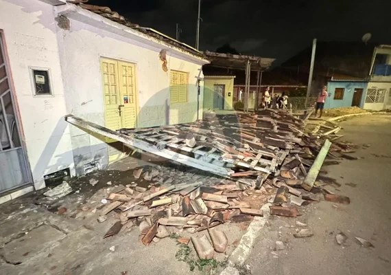 Motociclista perde o controle e derruba estrutura de casa em Arapiraca