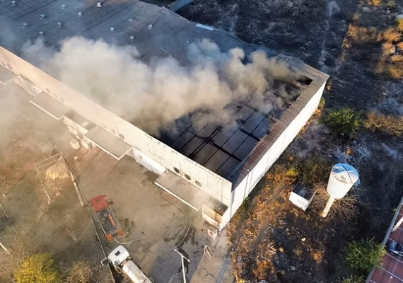 Incêndio atinge galpão do Polo de Confecções de Delmiro Gouveia