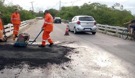 DER finaliza reparo em cratera na AL-101 Norte e libera tráfego