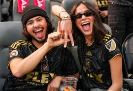 Marquezine e Xolo Maridueña se beijam em jogo e traz a tona suspeita de affair
