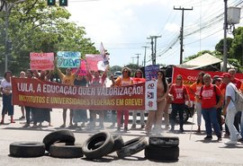 Servidores e estudantes da Ufal fecham entrada do Campus Maceió