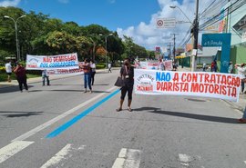 Sindicalistas bloqueiam circulação de ônibus na Praça Centenário