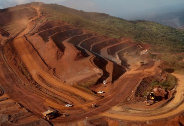 Minério de ferro sobe com alta no frete e tensão no mercado global