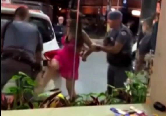 Vídeo: ex-panicat agride policial nas partes íntimas e é presa