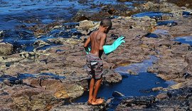 Óleo continua se espalhando e atinge novas praias de Pernambuco