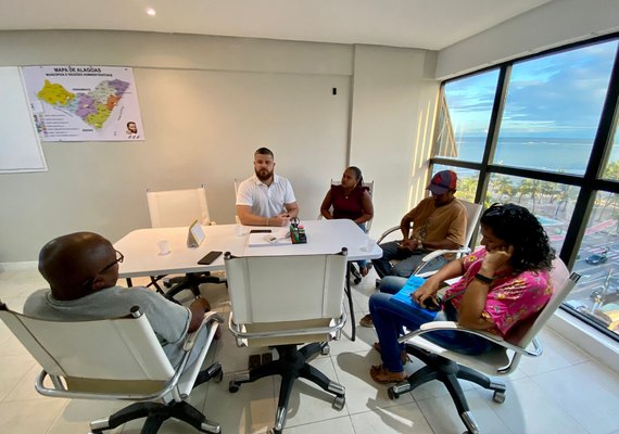 Delegado Thiago Prado debate propostas com associação de carroceiros de Alagoas