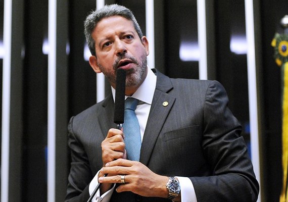 Líder do Centrão, Arthur Lira vira “o homem forte de Bolsonaro”, diz Veja