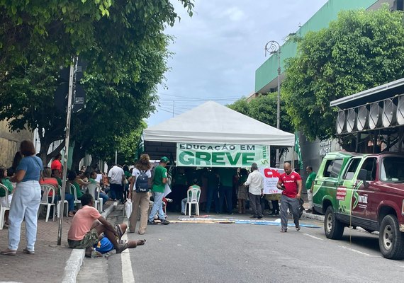 'JHC fracassou na política para educação': protesto marca 10º dia da greve em Maceió