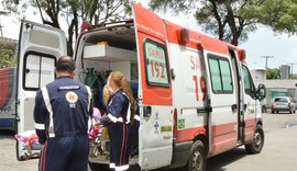 Samu atende vítimas de colisão entre carro e moto no Clima Bom, em Maceió