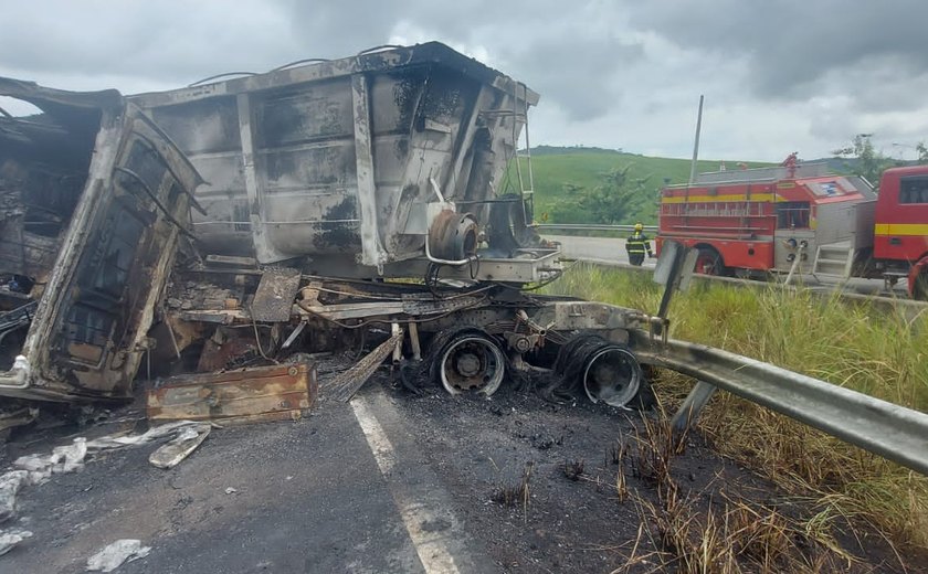 Acidente entre carro e caminhão deixa motorista preso às ferragens em  Atalaia, AL, Alagoas