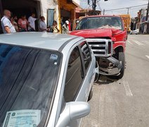Vídeo: ônibus bate em caminhão que atinge outros 7 veículos na Ponta Grossa, em Maceió