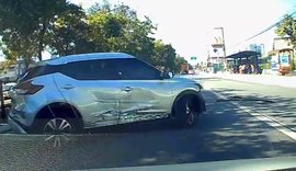 Motorista invade canteiro da Fernandes Lima e provoca colisão com veículos