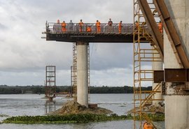 Ponte entre Penedo e Neópolis avança e previsão é de entrega ainda este ano, diz Renan Filho