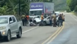 Duas pessoas ficam gravemente feridas após colisão de carro e caminhão na BR-316