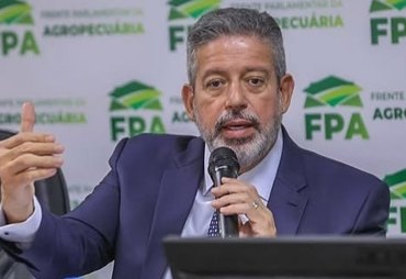 Lira deixa apoio ao Planalto em aberto após pré-candidatura ao Senado