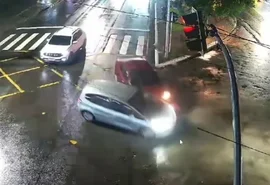 Motorista faz conversão irregular, bate em outro carro e os dois vão parar no canteiro