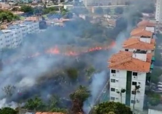 Bombeiros são acionados para controlar incêndio em terreno baldio no Poço