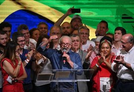 Lula diz em seu primeiro discurso que combate à miséria é sua missão
