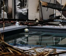 Sobreviventes de incêndios na França retornam e encontram casas destruídas