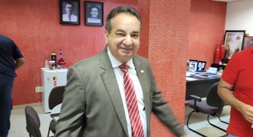Regateano histórico avança com projeto para conquistar sétimo mandato de deputado