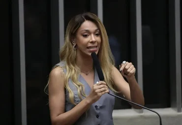 Erika Hilton denuncia Nikolas Ferreira e Flávio Bolsonaro por apologia a crime de golpe de Estado