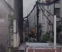 Incêndio em rede elétrica assusta moradores do Benedito Bentes e mobiliza bombeiros