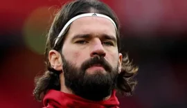 Alisson é multado por chutar painel eletrônico após jogo na Inglaterra