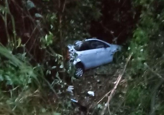 Carro cai em ribanceira e deixa quatro pessoas feridas em Passo do Camaragibe