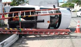Carro da Equatorial capota após ser atingido por picape no Pinheiro