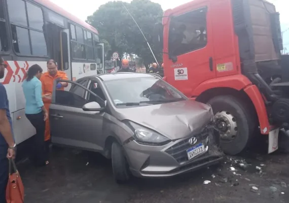 Vídeo: Mulher fica presa às ferragens após colisão entre ônibus, caminhão e carro em Maceió