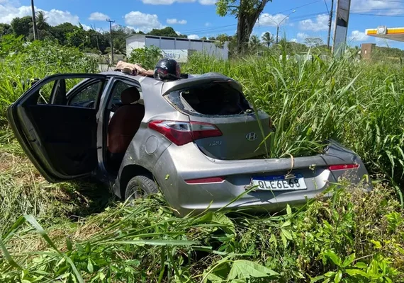 Suspeitos de assalto à joalheria tentam fugir, mas carro capota e acabam presos em AL
