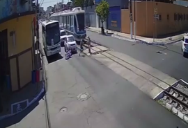 Motociclista salva idosa de atropelamento por VLT em Maceió; veja vídeo
