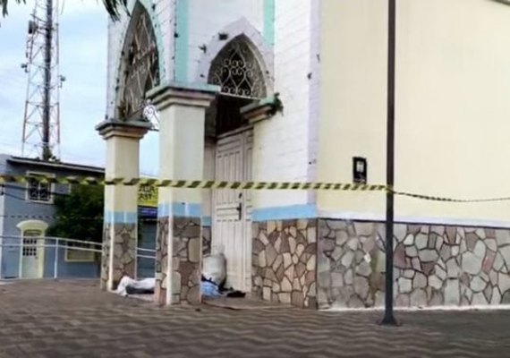 Homem em situação de rua é assassinado na porta da igreja em Arapiraca