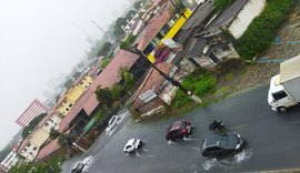 Maceió tem vários pontos de alagamento e SMTT orienta motoristas