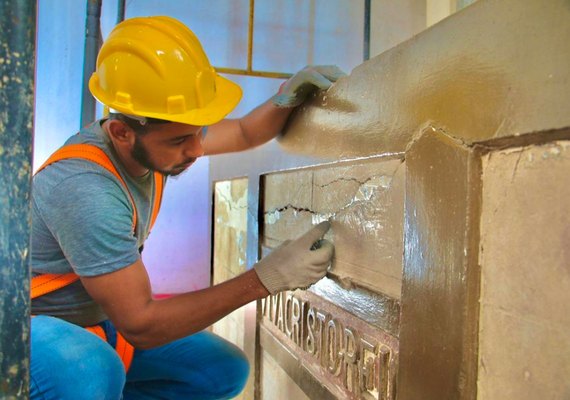 Restauradores descobrem pinturas originais, durante obras da Igreja Matriz