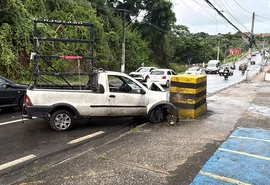 Motorista perde o controle sob chuva forte e colide contra mureta na Avenida Leste-Oeste