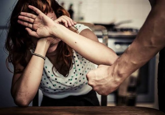 Homem dá cadeirada em esposa por ela negar dinheiro para drogas