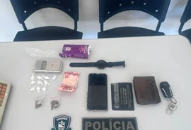 Homens tentam furtar moto, são cercados por moradores e presos com drogas