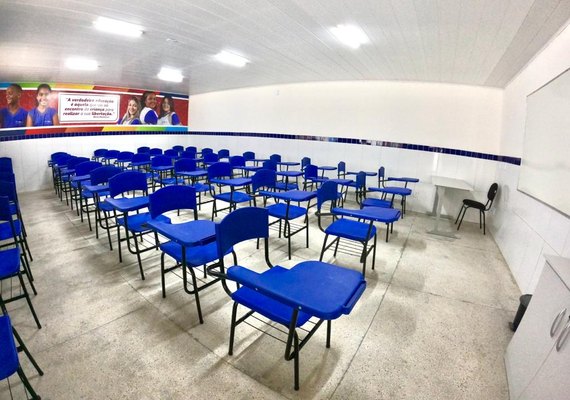 Cidade do interior de AL reinaugura escola histórica; veja imagens