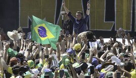 Presidente Bolsonaro participa de ato pró governo em Brasília