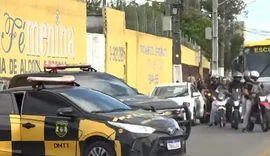 Contas de água acima de R$ 400 e odor fétido levam moradores a fechar avenida