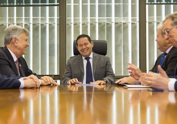 Desenvoltura de Mourão desperta a ira de evangélicos