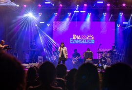 Fiéis prestigiam noite de comemorações ao Dia do Evangélico
