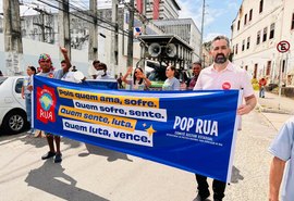 Basile participa da Marcha da Paz ao lado de moradores em situação de rua no Centro de Maceió