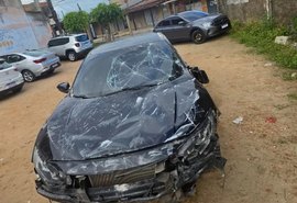 Carro derruba muro de condomínio e ocupantes fogem após a colisão