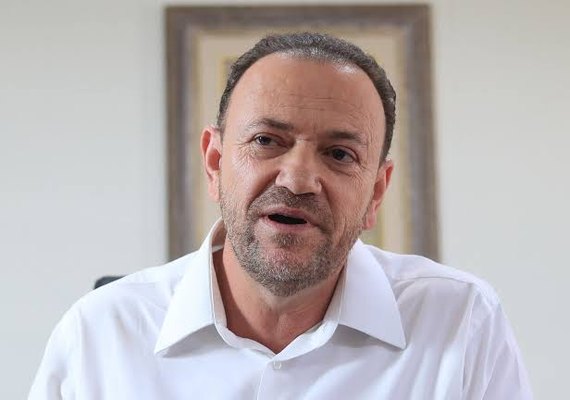 O que o presidente do PT foi fazer na casa de JHC em Maceió?