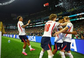 Inglaterra supera expulsão, vence México no Azteca e avança às quartas