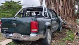 Veículo colide com árvore e frente de carro fica totalmente destruída