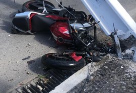 Acidente na Av. Gustavo Paiva deixa um ferido e bloqueia totalmente o trânsito
