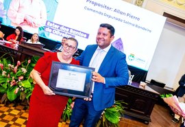 Vereador Allan Pierre homenageia pastora Ester com a comenda Selma Bandeira